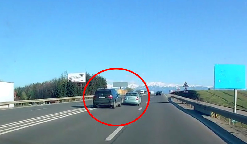 video - răfuială în trafic la ieșirea din sibiu. șicanare la un pas de accident