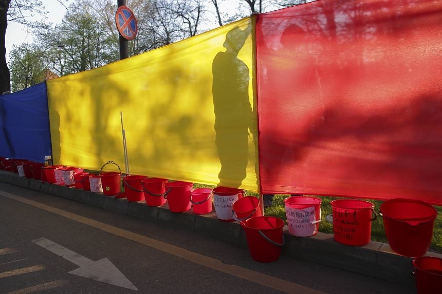 FOTO – Protest cu găleți roșii inscripționate cu mesaje la sediu PSD din Capitală