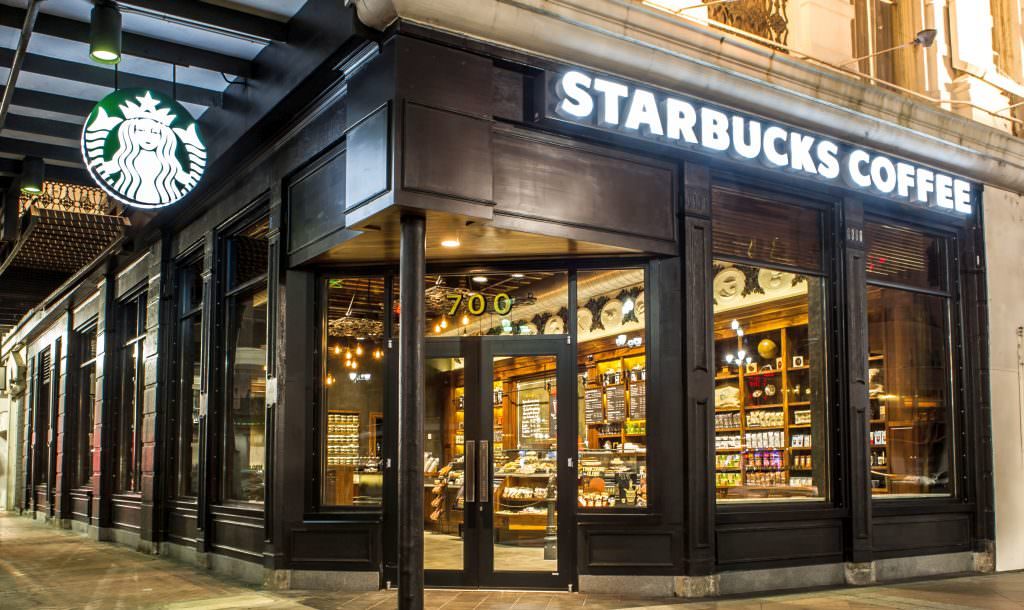 Steilmann a închis magazinul din Piața Mare cu un anunț ciudat în vitrină - Cale liberă pentru cei de la Starbucks