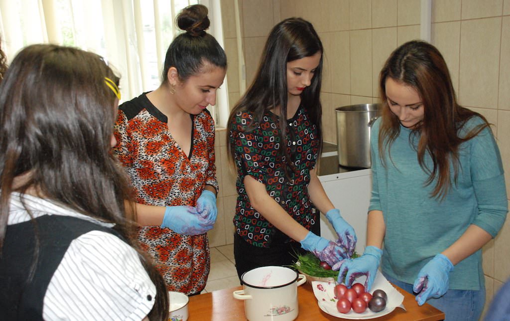 studenții sibieni se întrec la un concurs de încodeiat ouă