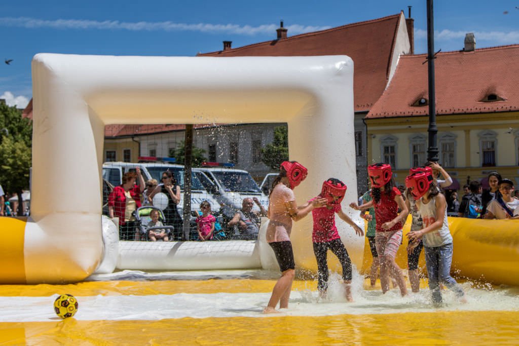 arena platos readuce distractia copiilor in piata mare pe 1 iunie