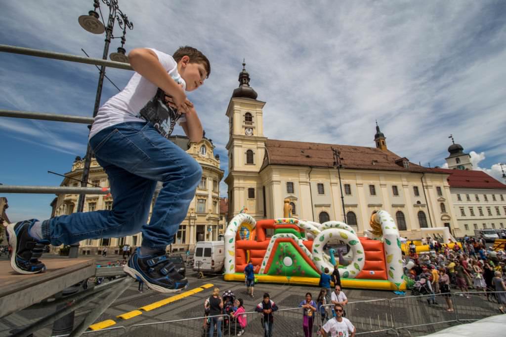 arena platos readuce distractia copiilor in piata mare pe 1 iunie