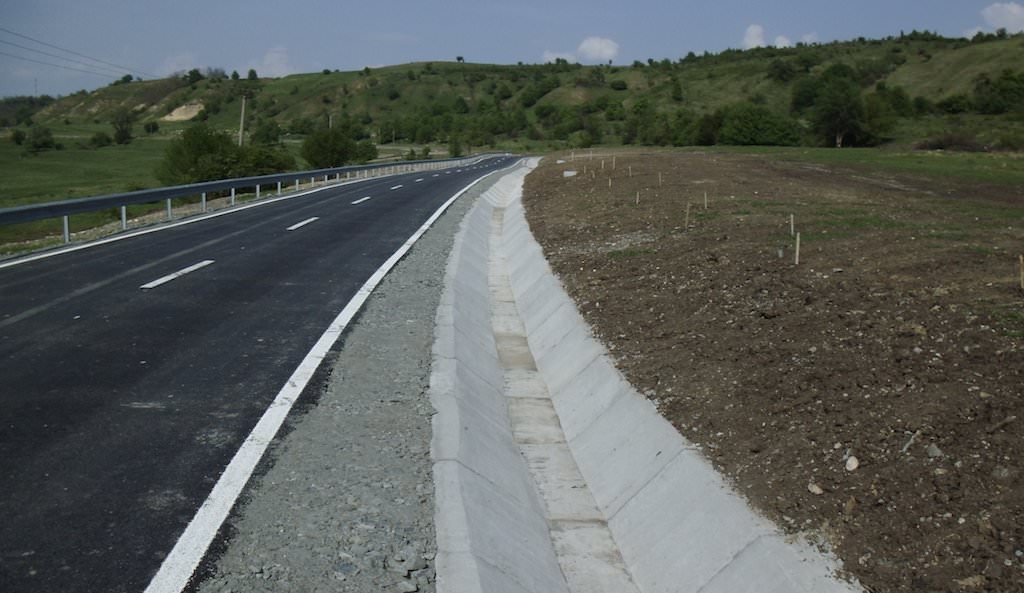 FOTO - Două drumuri judeţene calamitate au fost consolidate. Se circulă excelent