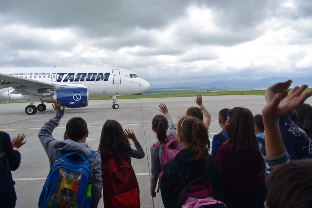 foto - copiii și-au făcut de cap în avion și aeroportul sibiu