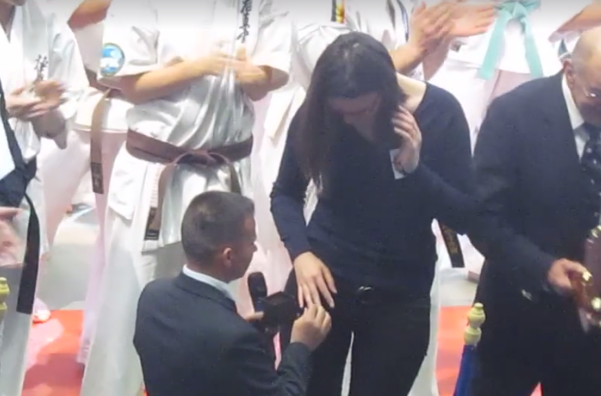 video – cerere în căsătorie în timpul campionatului mondial de karate de la sibiu. imagini emoționante