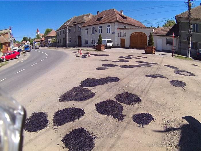 să vezi și să nu crezi: asfaltarea din avrig - o operă de artă virală pe internet - video