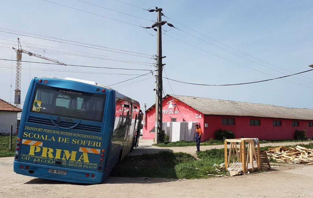 foto: cum a ajuns un autocar în sanț pe drumul hoților