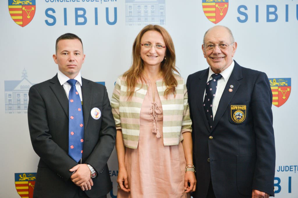 foto - cei mai tari karatisti din lume în vizită la consiliul judetean sibiu