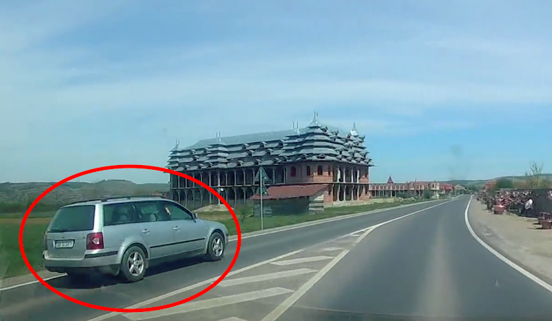 VIDEO – Tupeu și inconștiență la volan. Depășire incredibilă făcută de un sibian