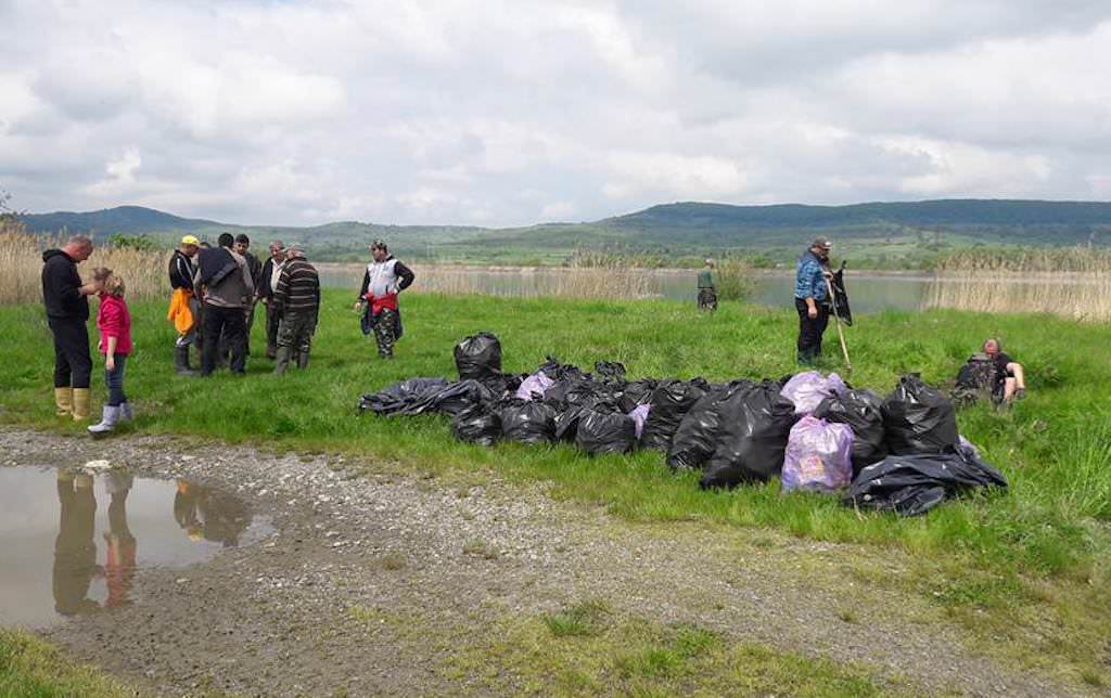 foto – zeci de pescari au ecologizat oltul la avrig. s-au strâns sute de saci cu gunoi