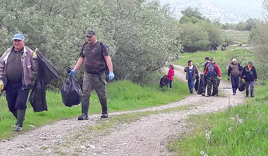 foto – zeci de pescari au ecologizat oltul la avrig. s-au strâns sute de saci cu gunoi