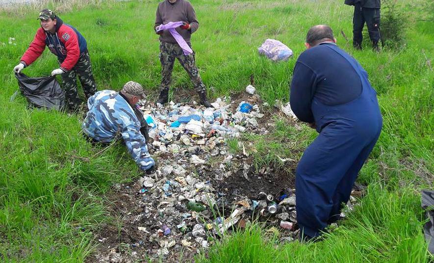 foto – zeci de pescari au ecologizat oltul la avrig. s-au strâns sute de saci cu gunoi