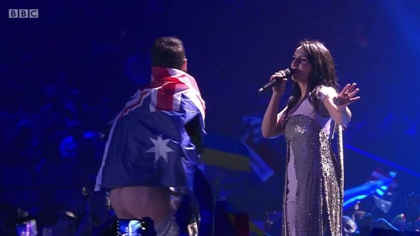 incident la eurovision. un bărbat a urcat pe scenă și și-a dat pantalonii jos
