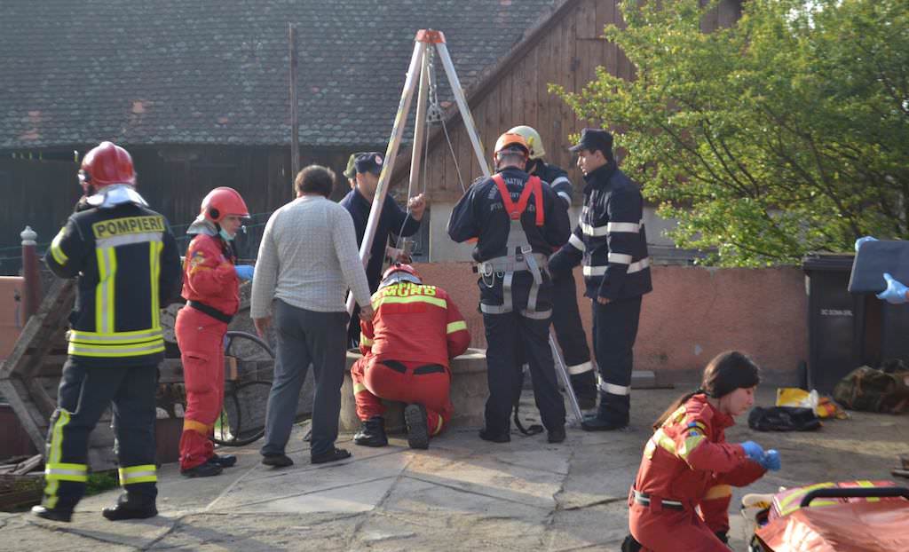 foto – femeia căzută într-o fântână de zece metri, salvată în extremis de pompieri