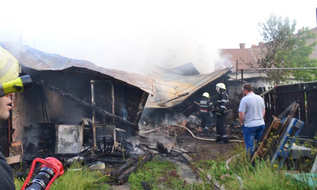 foto – incendiu puternic la două garaje de pe strada timișoara din sibiu