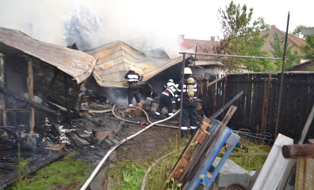 foto – incendiu puternic la două garaje de pe strada timișoara din sibiu