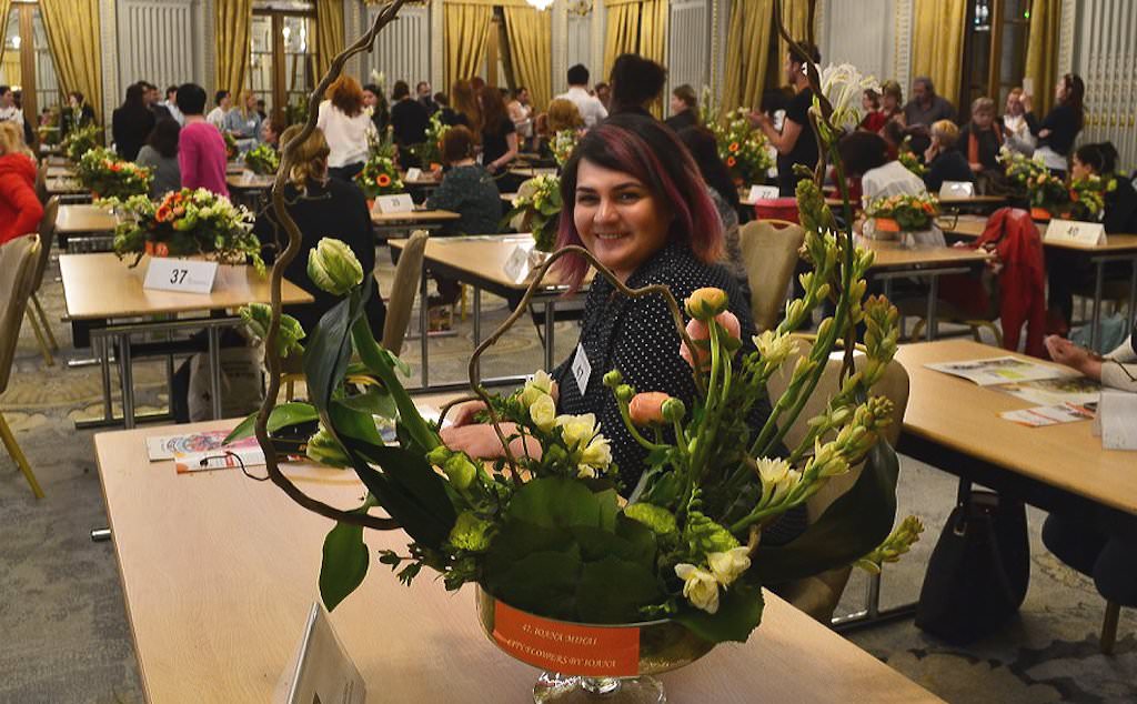 FOTO - O tânără din Sibiu a luat locul I la Concursul Național de Aranjamente Florale din România