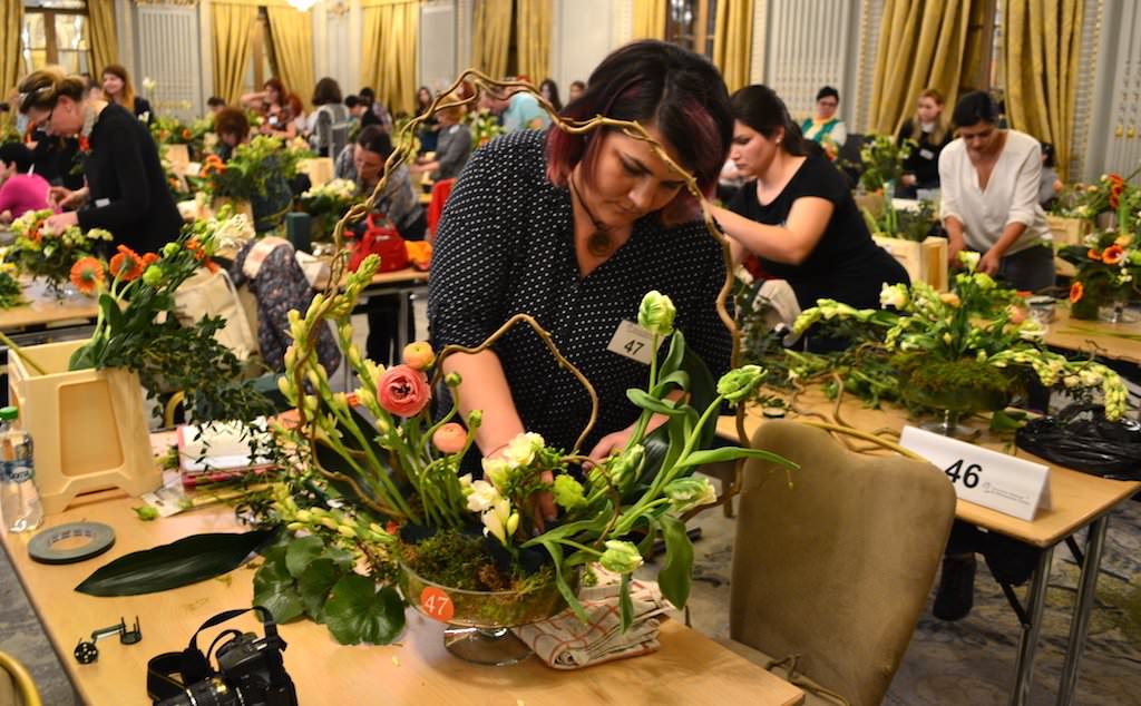 FOTO - O tânără din Sibiu a luat locul I la Concursul Național de Aranjamente Florale din România