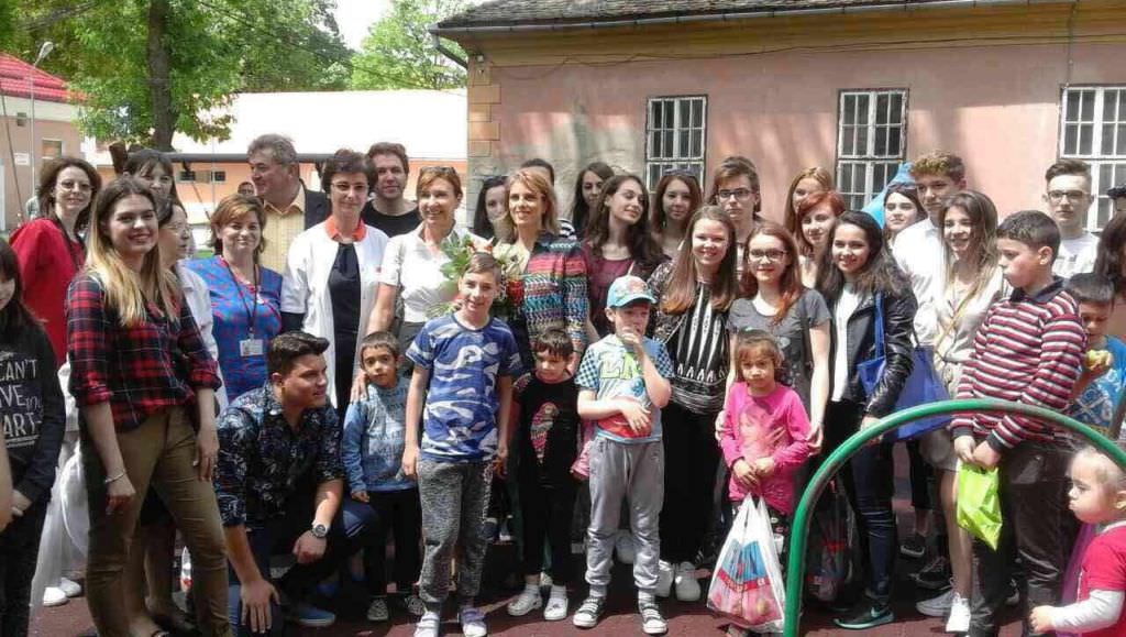 foto – prima doamnă a româniei în vizită la copii bolnavi și cu dizabilități din sibiu