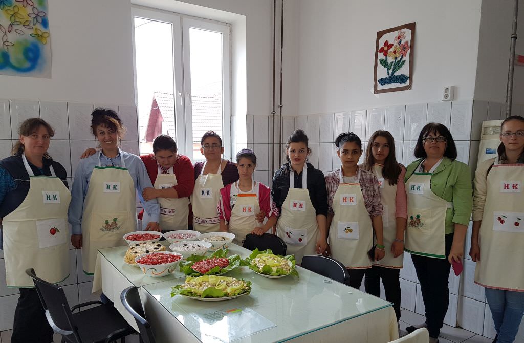 foto - atelier culinar la turnu roșu. cu elevi, părinți și profesori