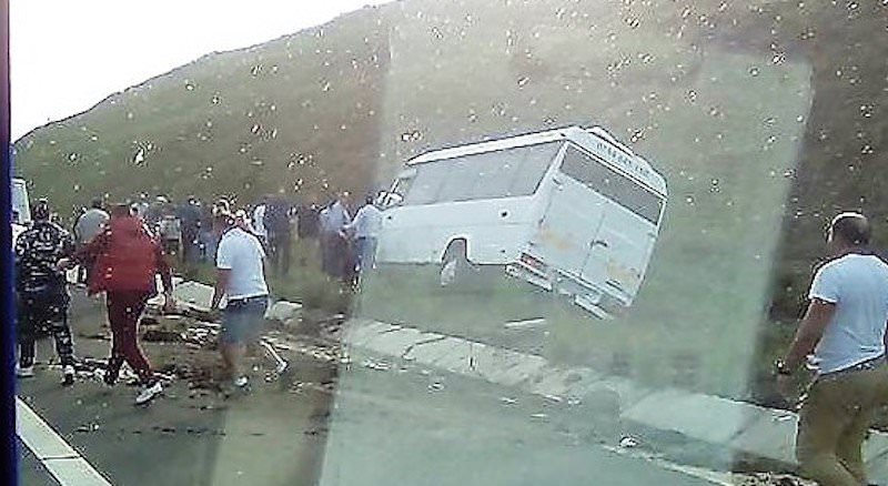 foto - accident pe autostrada sibiu – orăștie. un microbuz cu copii s-a răsturnat