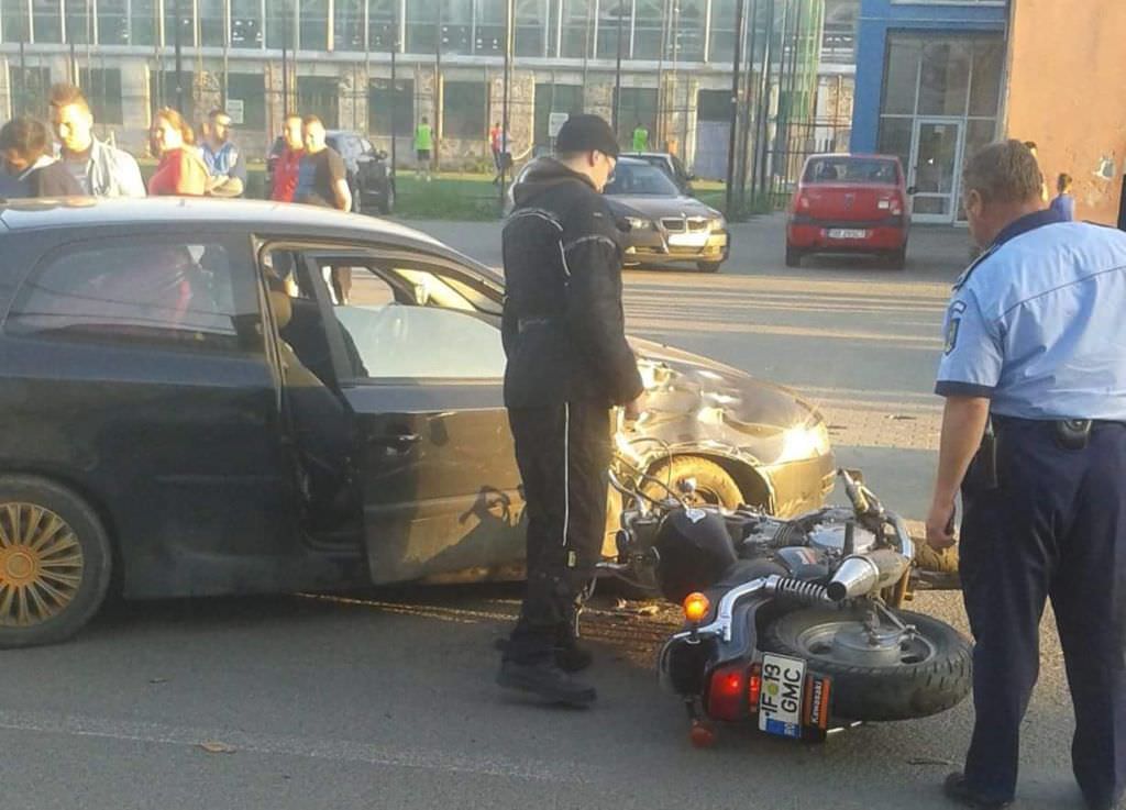 foto - motociclist lovit de o mașină ce nu i-a dat prioritate pe henri coanda la sibiu