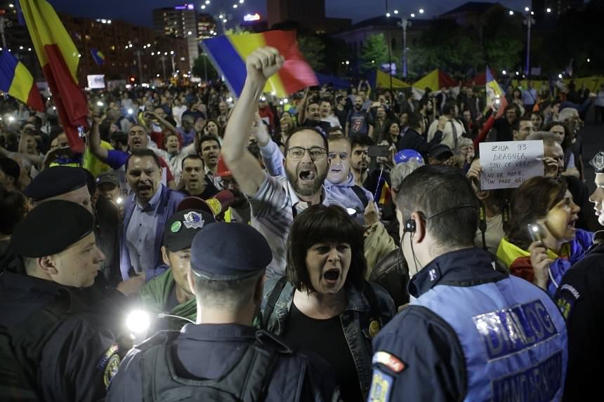 VIDEO FOTO - Protest cu 1.000 de oameni la Guvern. S-a ieșit în stradă și la Sibiu