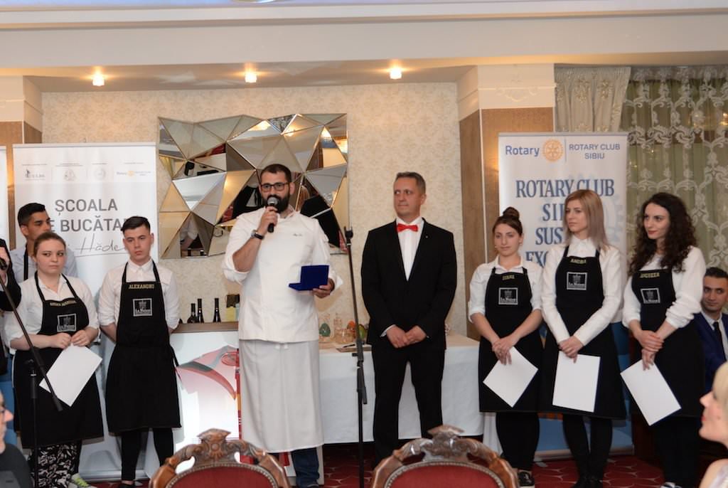 foto - bal de caritate la sibiu cu peste 200 de participanți