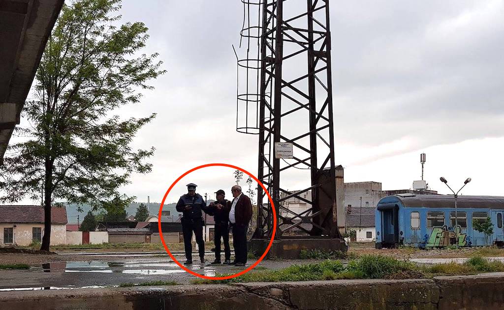 video foto – alertă la gară. un bărbat a vrut să se arunce în gol de pe un turn de fier