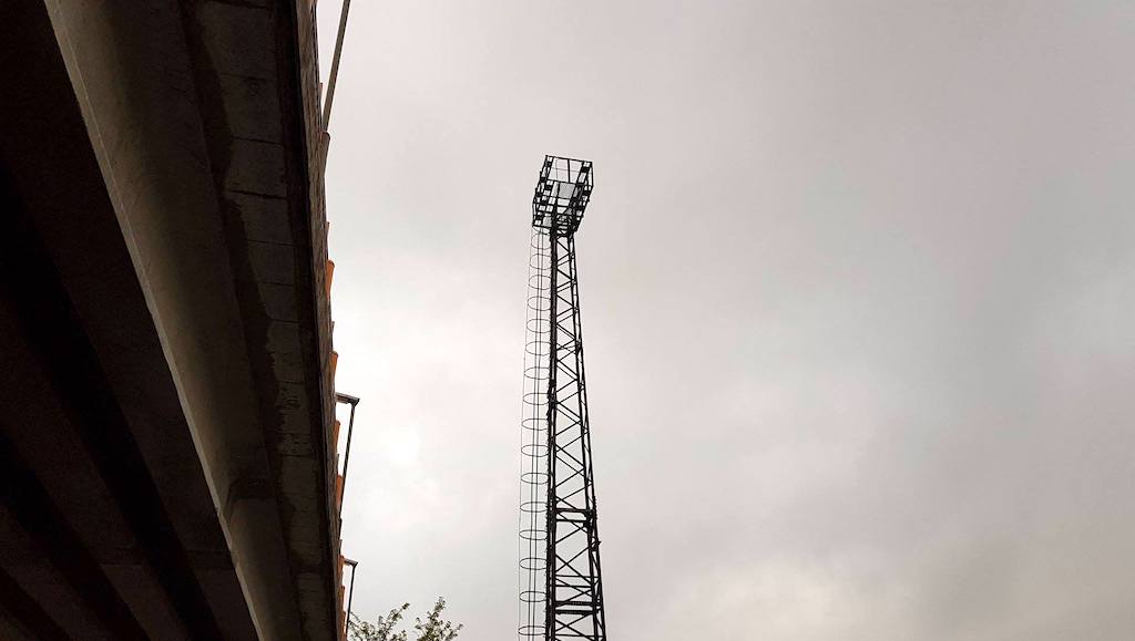 VIDEO FOTO – Alertă la Gară. Un bărbat a vrut să se arunce în gol de pe un turn de fier