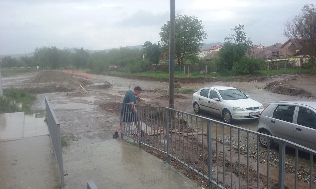 video foto – ploaia a făcut prăpăd pe strada viitorului. apa a intrat în patru blocuri