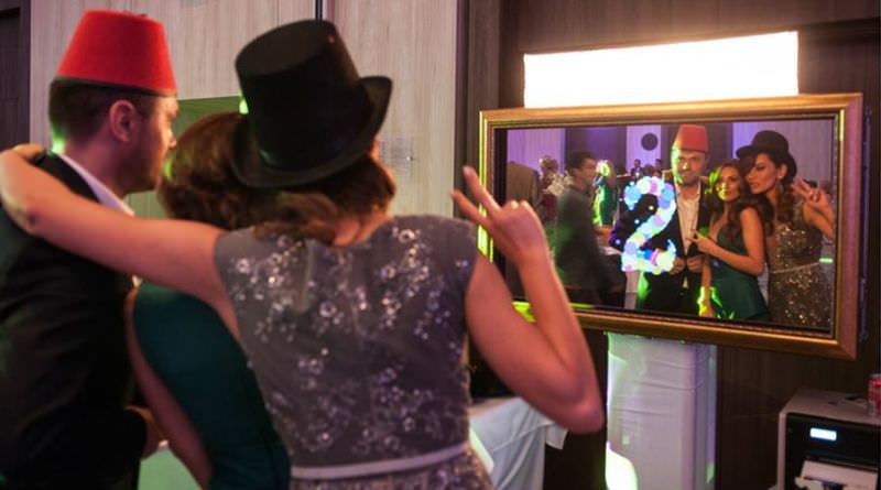 video - foto trei tineri din sibiu au construit selfie mirror photobooth, ultima ”fiță” pentru petreceri