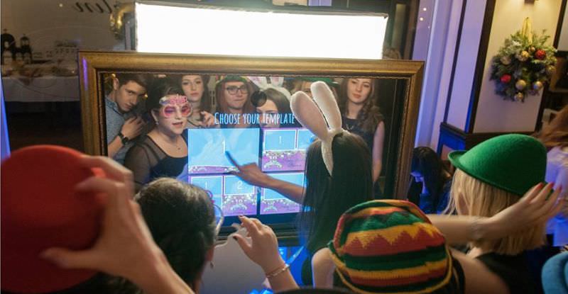 VIDEO - FOTO Trei tineri din Sibiu au construit Selfie Mirror Photobooth, ultima ”fiță” pentru petreceri