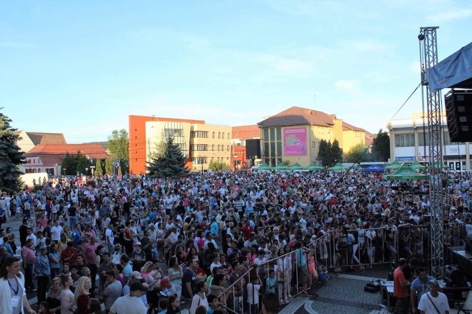 foto - mii de oameni s-au distrat la concertele de sâmbătă seară la medias. delia aclamată la scenă deschisă