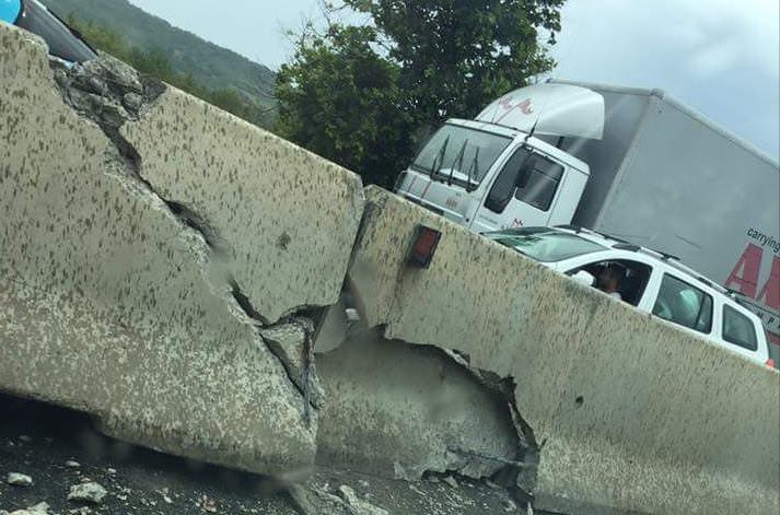 foto - accident pe dn1 la vestem. un tir a intrat în parapet