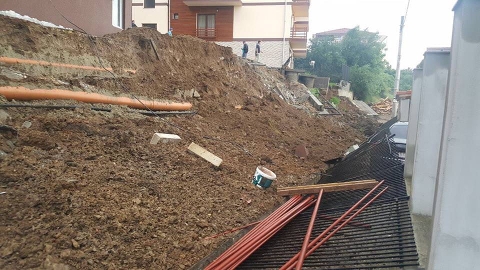 update video foto alunecare de teren pe strada islazului. un gard al unui bloc s-a surpat și a căzut și peste o mașină