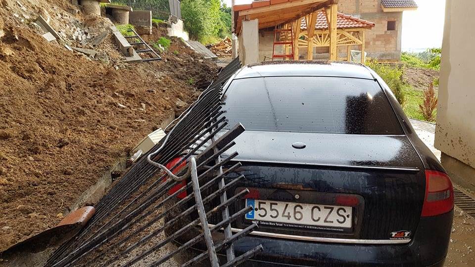 update video foto alunecare de teren pe strada islazului. un gard al unui bloc s-a surpat și a căzut și peste o mașină