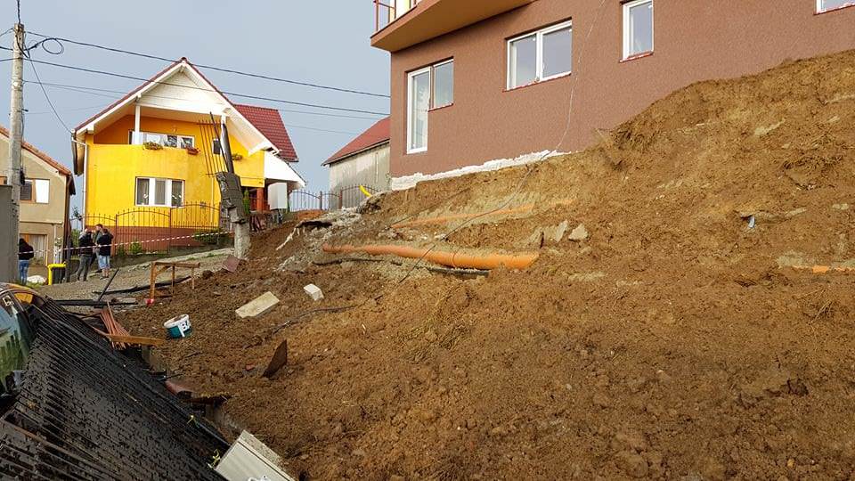 update video foto alunecare de teren pe strada islazului. un gard al unui bloc s-a surpat și a căzut și peste o mașină