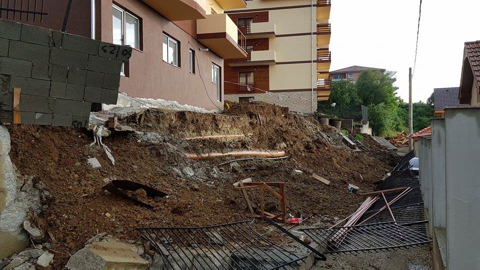 update video foto alunecare de teren pe strada islazului. un gard al unui bloc s-a surpat și a căzut și peste o mașină