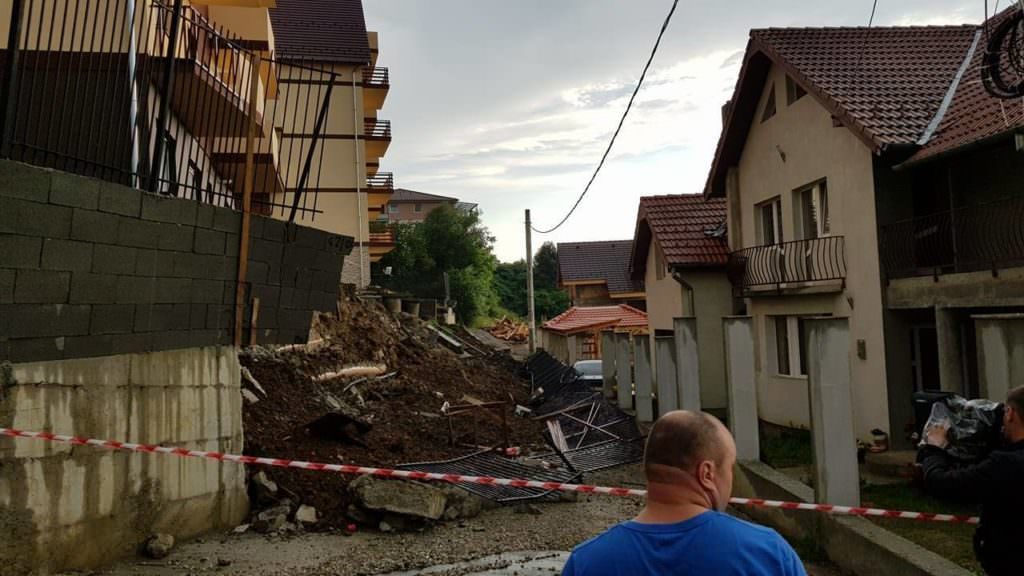 update video foto alunecare de teren pe strada islazului. un gard al unui bloc s-a surpat și a căzut și peste o mașină