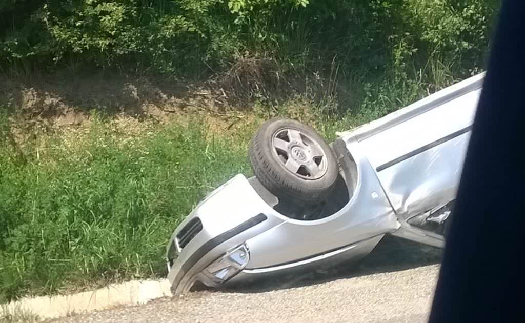 update foto – accident la slimnic. o mașină răsturnată și o conducătoare auto rănită