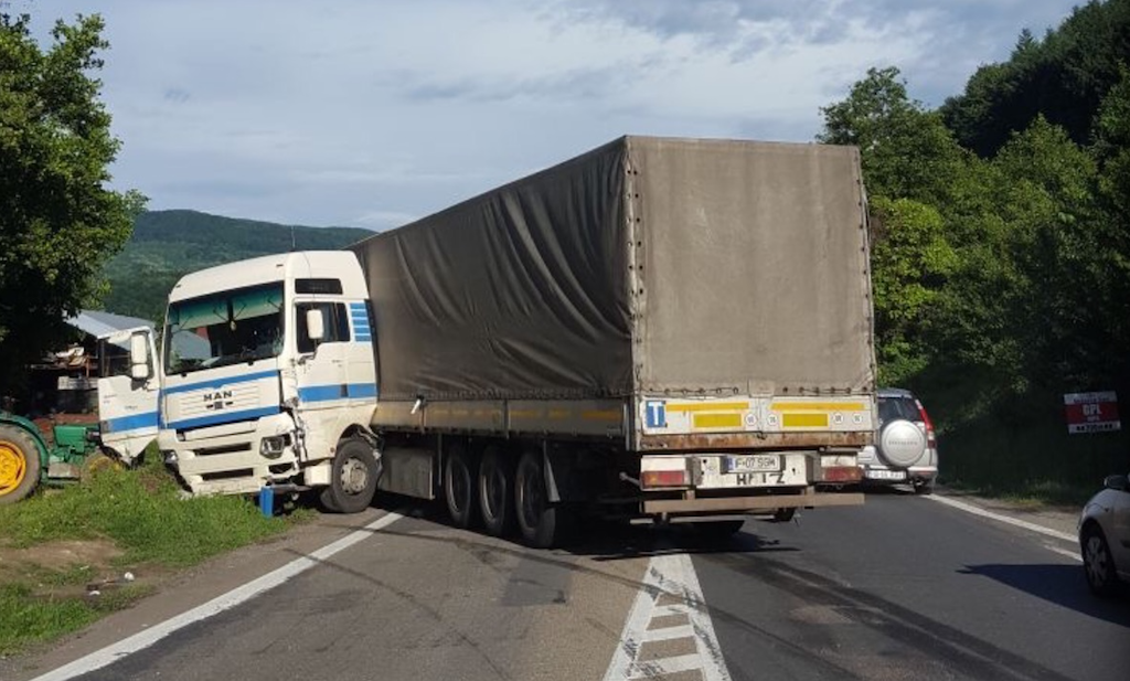 video foto blocaj pe dn7, sibiu – rm. vâlcea din cauza unui accident cu trei mașini