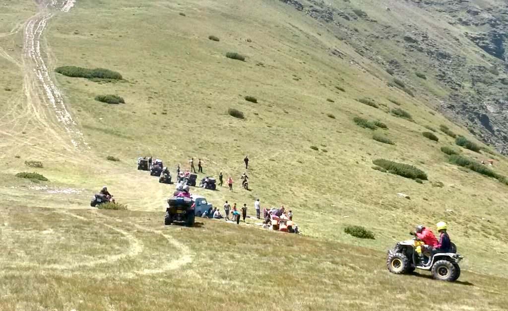 foto – rezervația iezerele cindrelului, vandalizată. atv-uri, jeep-uri, tractoare și chefuri în arealul protejat prin lege