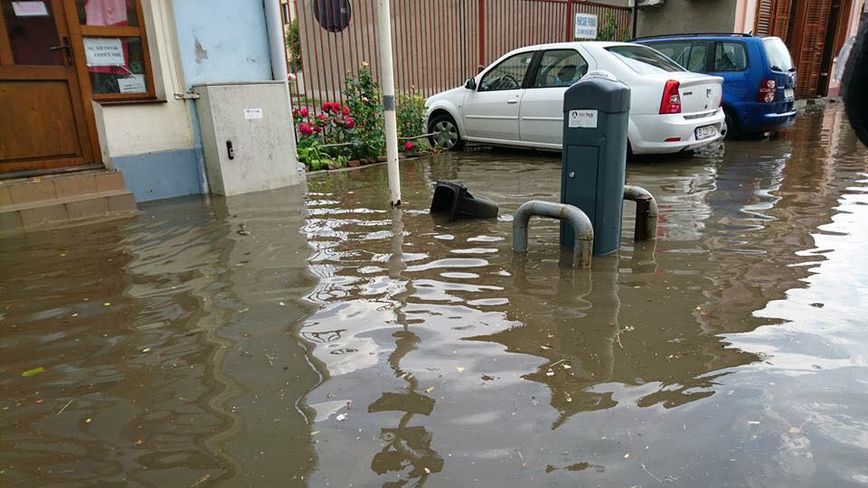 foto - inundații la mediaș. mai multe străzi acoperite de apă