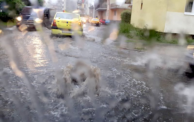 UPDATE FOTO - Străzi și mai multe gospodării inundate în municipiul Sibiu și la Avrig. Intervin cei de la Apă Canal