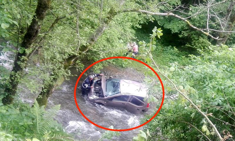 foto – mașină răsturnată în râul la poiana neamțului. trei femei rănite