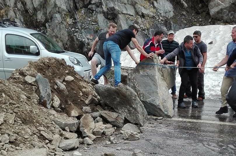 foto – cnair a blocat transfăgărășanul cu bolovani. oamenii i-au tras din drum cu jeep-urile