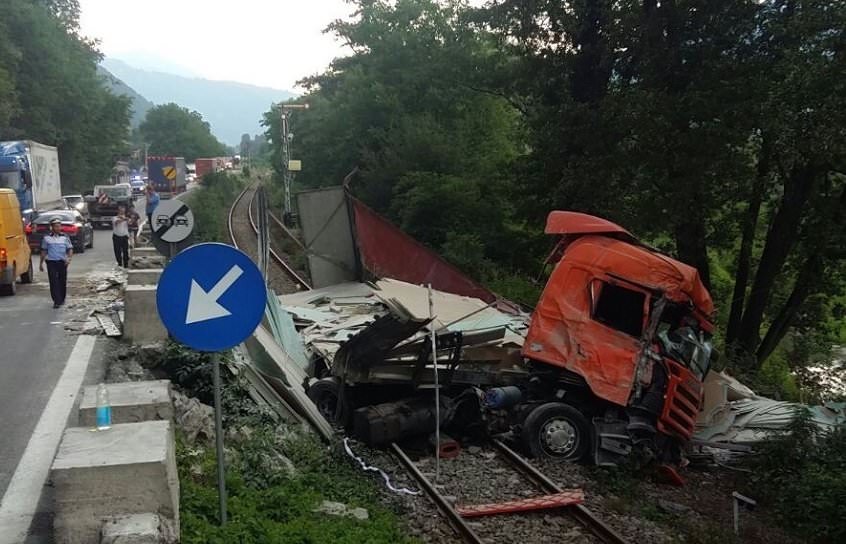 update foto - trafic feroviar blocat pe valea oltului. un tir a căzut pe calea ferată la cornet