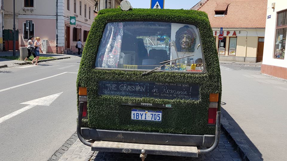 VIDEO FOTO - Fac înconjurul lumii într-o mașină acoperită cu iarbă. Acum au ajuns și la Sibiu