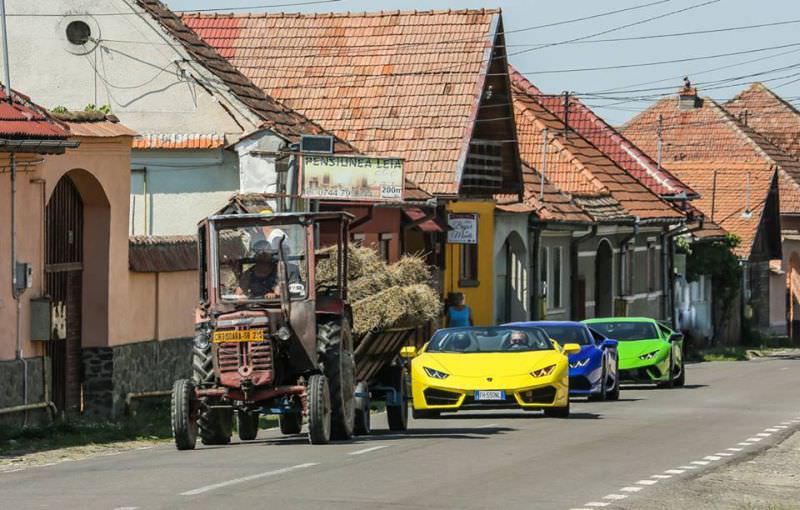 foto - trei lamborghini în coloană după un tractor la cârțișoara. poza e virală pe internet